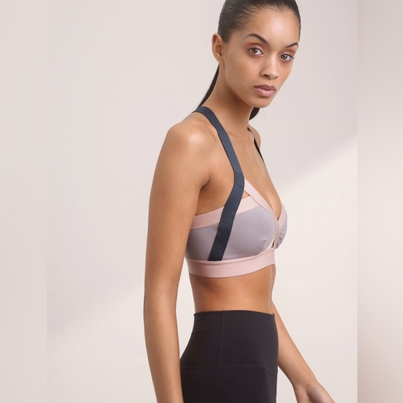 ARITZIA | COMMUNITY SOFT CUT OUT STRAPPY BANDAGE SPORTS BRA SIZE MEDIUM - Picture 2 of 7